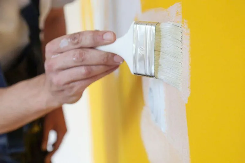 dłoń malująca ściany